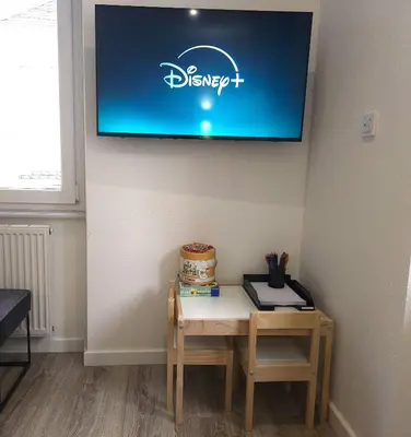 Télévision ou salle de divertissement dans l'établissement Appartement Familial- T3 LUXE- Borne VE- Recharging Station - 5min de la Gare- Colmar