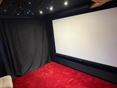 Télévision ou salle de divertissement dans l'établissement Le 7e Art Home