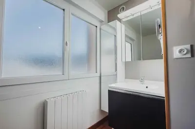 Salle de bains dans l'établissement Maison 3 étoiles entre Pistes et Centre-Ville, Billiard, Ping-Pong, PS3, Cheminée, BBQ, Animaux admis