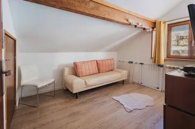Coin salon dans l'établissement Maison 3 étoiles entre Pistes et Centre-Ville, Billiard, Ping-Pong, PS3, Cheminée, BBQ, Animaux admis