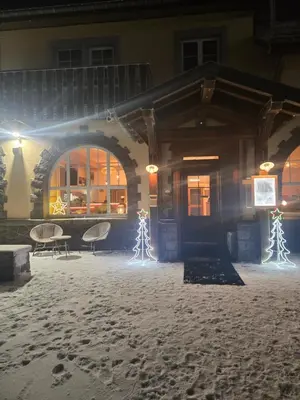 L'établissement LA MAISON Crêperie-Bar-Hôtel en hiver
