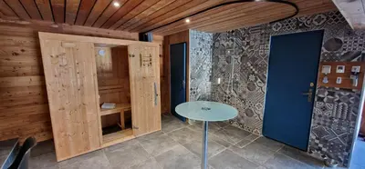 Salle de bains dans l'établissement La Ferme des Cherierres - Piscine Intérieure Chauffée