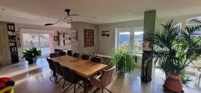 Coin salon dans l'établissement La Ferme des Cherierres - Piscine Intérieure Chauffée