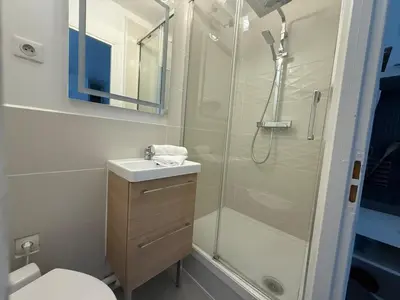 Salle de bains dans l'établissement Le Petit Bressaud, Studio cosy au coeur des Vosges