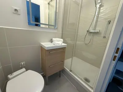 Salle de bains dans l'établissement Le Petit Bressaud, Studio cosy au coeur des Vosges