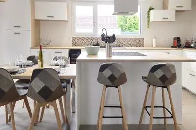 Cuisine ou kitchenette dans l'établissement Maison moderne piscine & pétanque - 10 min colmar