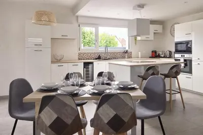 Cuisine ou kitchenette dans l'établissement Maison moderne piscine & pétanque - 10 min colmar