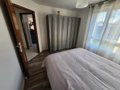 Un ou plusieurs lits dans un hébergement de l'établissement Appartement rez-de-jardin avec terrasse privative
