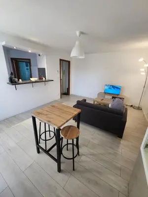 Coin salon dans l'établissement Appartement rez-de-jardin avec terrasse privative