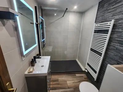 Salle de bains dans l'établissement Appartement rez-de-jardin avec terrasse privative