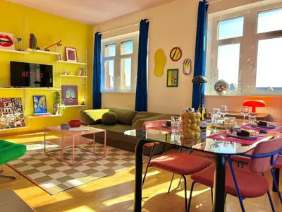 Télévision ou salle de divertissement dans l'établissement La Belle Breisach - Pop et Arty - Near Colmar