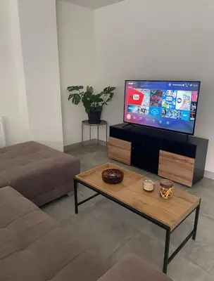 Télévision ou salle de divertissement dans l'établissement Logement indépendant calme confort détente et convivialité