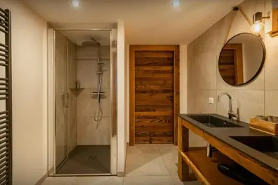 Salle de bains dans l'établissement La Ferme Geromoise - OVO Network