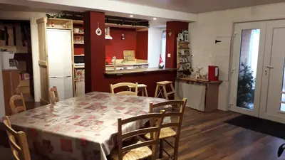 Cuisine ou kitchenette dans l'établissement A l'espace détente-Gîte de groupe 9p- sauna & bain nordique-proche la Bresse et Gérardmer