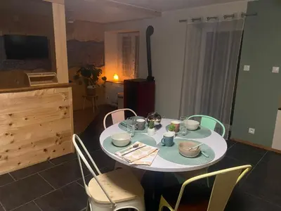 Télévision ou salle de divertissement dans l'établissement A l'espace détente-Gîte de groupe 9p- sauna & bain nordique-proche la Bresse et Gérardmer