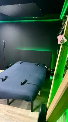 Un ou plusieurs lits dans un hébergement de l'établissement Love Room - Jungle expérience