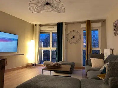 Télévision ou salle de divertissement dans l'établissement Hygge Colmar - Proche centre ville parking gratuit