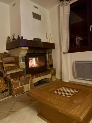 Télévision ou salle de divertissement dans l'établissement Le Chalet des 4 Chouettes