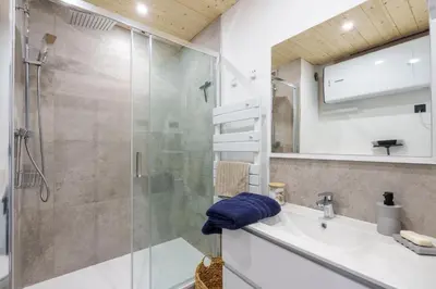 Salle de bains dans l'établissement Lodge Belle Hutte - Proche des Pistes