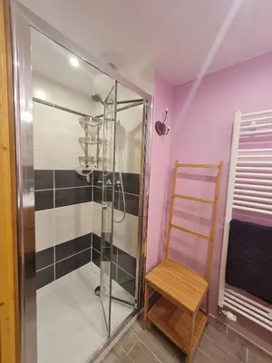 Salle de bains dans l'établissement La Maison d'hôtes La Fesnel