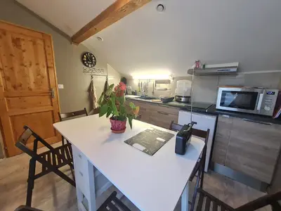 Cuisine ou kitchenette dans l'établissement La Maison d'hôtes La Fesnel