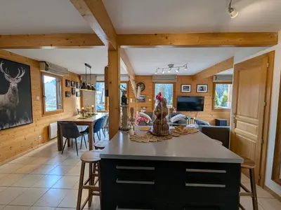 Télévision ou salle de divertissement dans l'établissement Chalet chaleureux à Gérardmer avec spa et sauna - FR-1-589-843