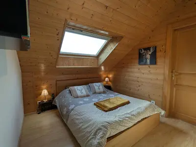 Un ou plusieurs lits dans un hébergement de l'établissement Chalet chaleureux à Gérardmer avec spa et sauna - FR-1-589-843