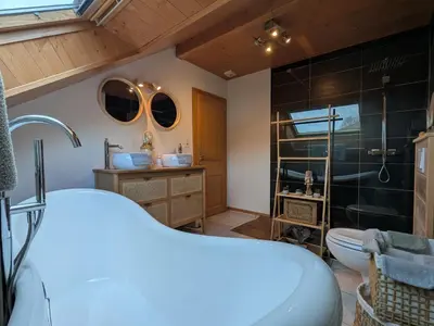 Salle de bains dans l'établissement Chalet chaleureux à Gérardmer avec spa et sauna - FR-1-589-843