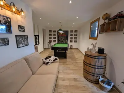 Billard dans l'établissement Chalet chaleureux à Gérardmer avec spa et sauna - FR-1-589-843