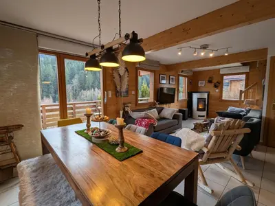 Coin salon dans l'établissement Chalet chaleureux à Gérardmer avec spa et sauna - FR-1-589-843
