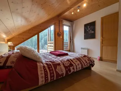 Un ou plusieurs lits dans un hébergement de l'établissement Chalet chaleureux à Gérardmer avec spa et sauna - FR-1-589-843
