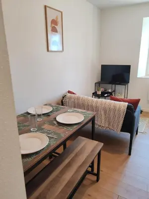 Télévision ou salle de divertissement dans l'établissement Cosy appartement calme et tout équipé idéal seul ou en couple