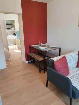 Coin salon dans l'établissement Cosy appartement calme et tout équipé idéal seul ou en couple