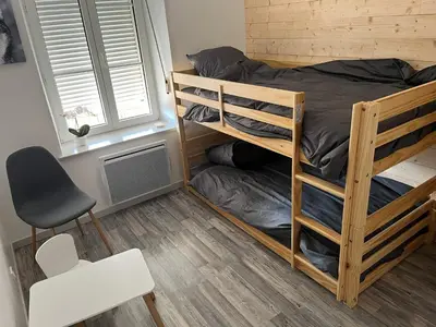 Un ou plusieurs lits dans un hébergement de l'établissement Le Tholy - 2 chambres avec canapé