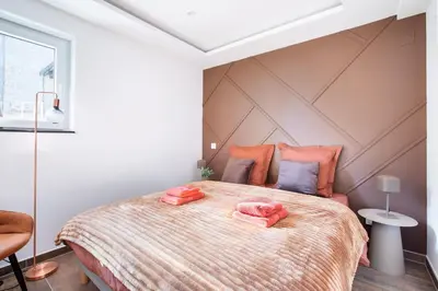 Un ou plusieurs lits dans un hébergement de l'établissement Gîte de Charme avec Spa - Design Moderne