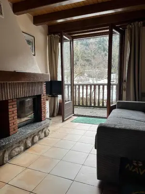 Coin salon dans l'établissement appartement le petit chalet sauna