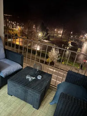 Coin salon dans l'établissement Appartement moderne esprit loft avec balcon centre Colmar proche gare et Place Rapp