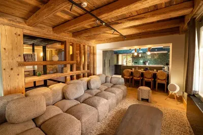Coin salon dans l'établissement Ferme Émeraude Gérardmer domaine privatisé avec