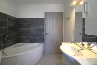 Salle de bains dans l'établissement Gîte Millésime à Gérardmer Emplacement idéal tout