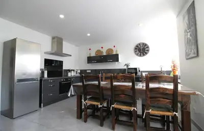 Cuisine ou kitchenette dans l'établissement Gîte lAtelier à Gérardmer Proche du lac des comm