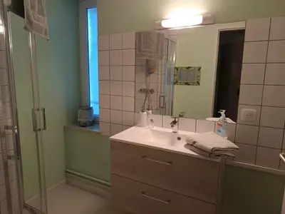 Salle de bains dans l'établissement La clef du ban