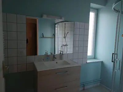 Salle de bains dans l'établissement La clef du ban