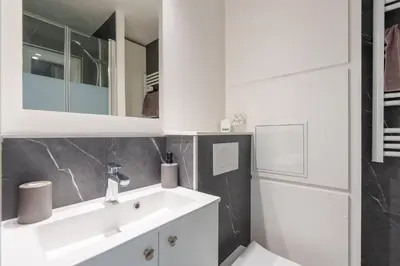 Salle de bains dans l'établissement La Résidence Le Belvédère - Avec Balcon