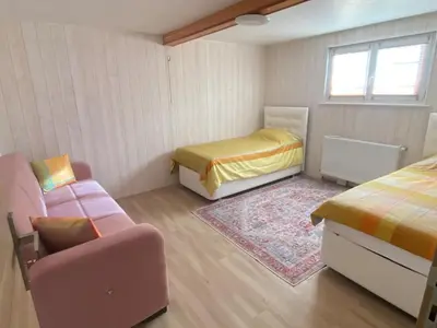 Un ou plusieurs lits dans un hébergement de l'établissement Cozy ground floor apartment
