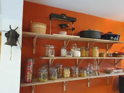 Cuisine ou kitchenette dans l'établissement La ferme rose