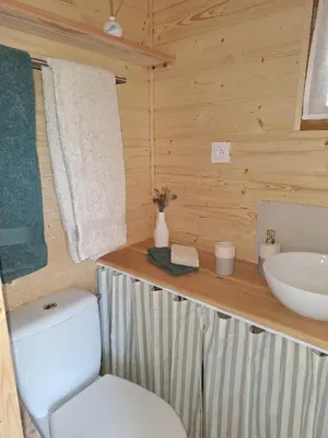 Salle de bains dans l'établissement Roulotte & Respire