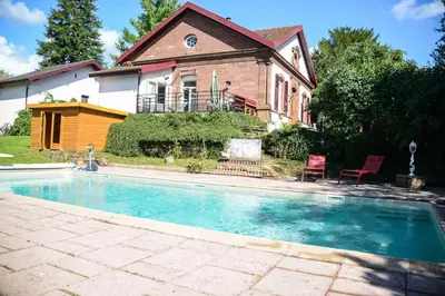 Piscine de l'établissement Le Manoir 6 et 2 pers Piscine et grand jardin ou située à proximité
