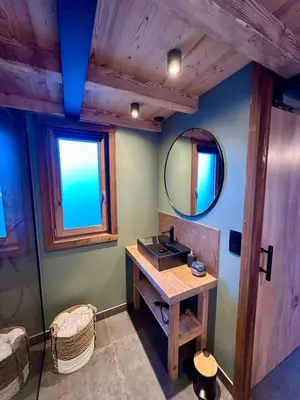 Salle de bains dans l'établissement Le Chalet de Lise et son bain nordique