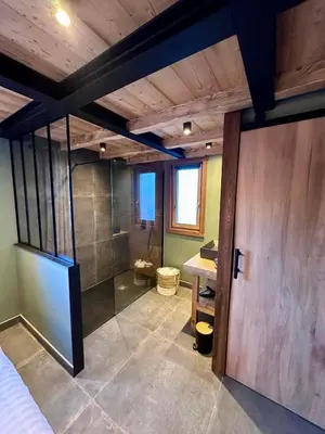 Salle de bains dans l'établissement Le Chalet de Lise et son bain nordique