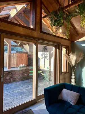 Coin salon dans l'établissement Le Chalet de Lise et son bain nordique